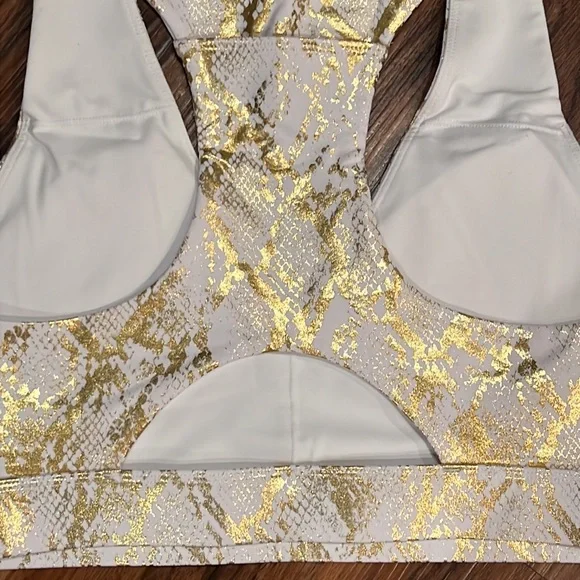 Fabletics On The Go Midi Medium Impact Sports Bra - Picture 10 of 15